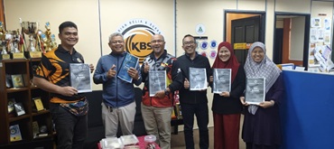 PENYERAHAN BUKU ARAHAN PENTADBIRAN KEWANGAN (APK) 01 BELANJAWAN KEPADA STAF PEJABAT BELIA DAN SUKAN BAHAGIAN SAMARAHAN