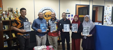 PENYERAHAN BUKU ARAHAN PENTADBIRAN KEWANGAN (APK) 01 BELANJAWAN KEPADA STAF PEJABAT BELIA DAN SUKAN BAHAGIAN SAMARAHAN