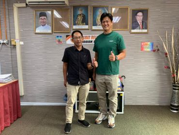 KUNJUNGAN ENCIK JACKIE WONG SIEW CHEER ATLET BALING TUKUL BESI MALAYSIA KE PEJABAT BELIA DAN SUKAN BAHAGIAN SARIKEI