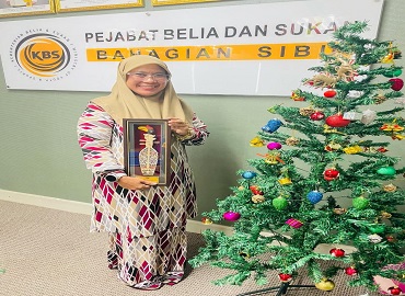 “PULAU PANDAN JAUH KE TENGAH, GUNUNG DAIK BERCABANG TIGA, HANCUR BADAN DIKANDUNG TANAH, BUDI YANG BAIK DIKENANG JUGA”
