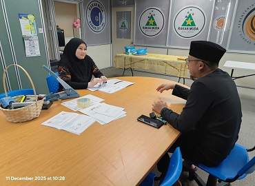 PENYERAHAN SIJIL KEPADA KELAB PEMUDA PROAKTIF DUDONG