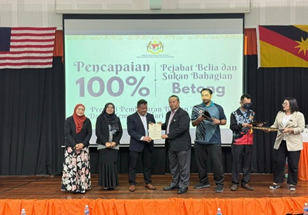 PEJABAT BELIA DAN SUKAN BAHAGIAN SRI AMAN DIBERI ANUGERAH KHAS PENGARAH PTJ CEMERLANG 2025
