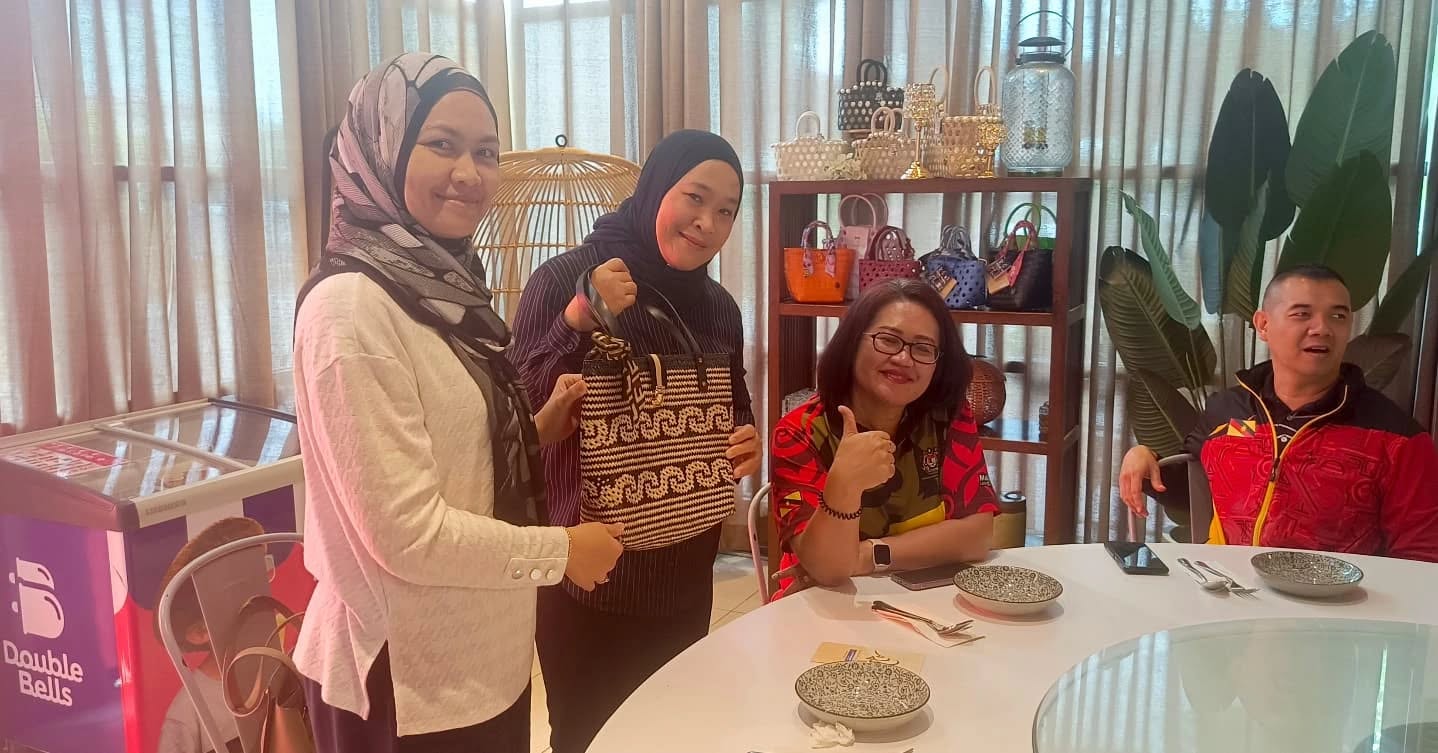 TIGA SAMBUTAN ISTIMEWA BERSAMA BAHAGIAN PEMBANGUNAN SUKAN, JABATAN BELIA DAN SUKAN NEGERI SARAWAK