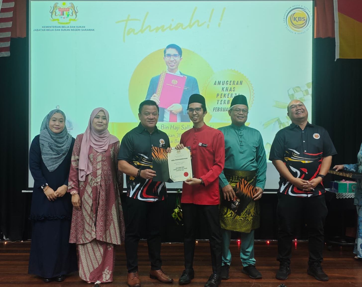 PEGAWAI DARI BAHAGIAN PEMBANGUNAN SUKAN ANTARA PENERIMA ANUGERAH KHAS PEKERJA TERBAIK BULANAN JBSN SARAWAK