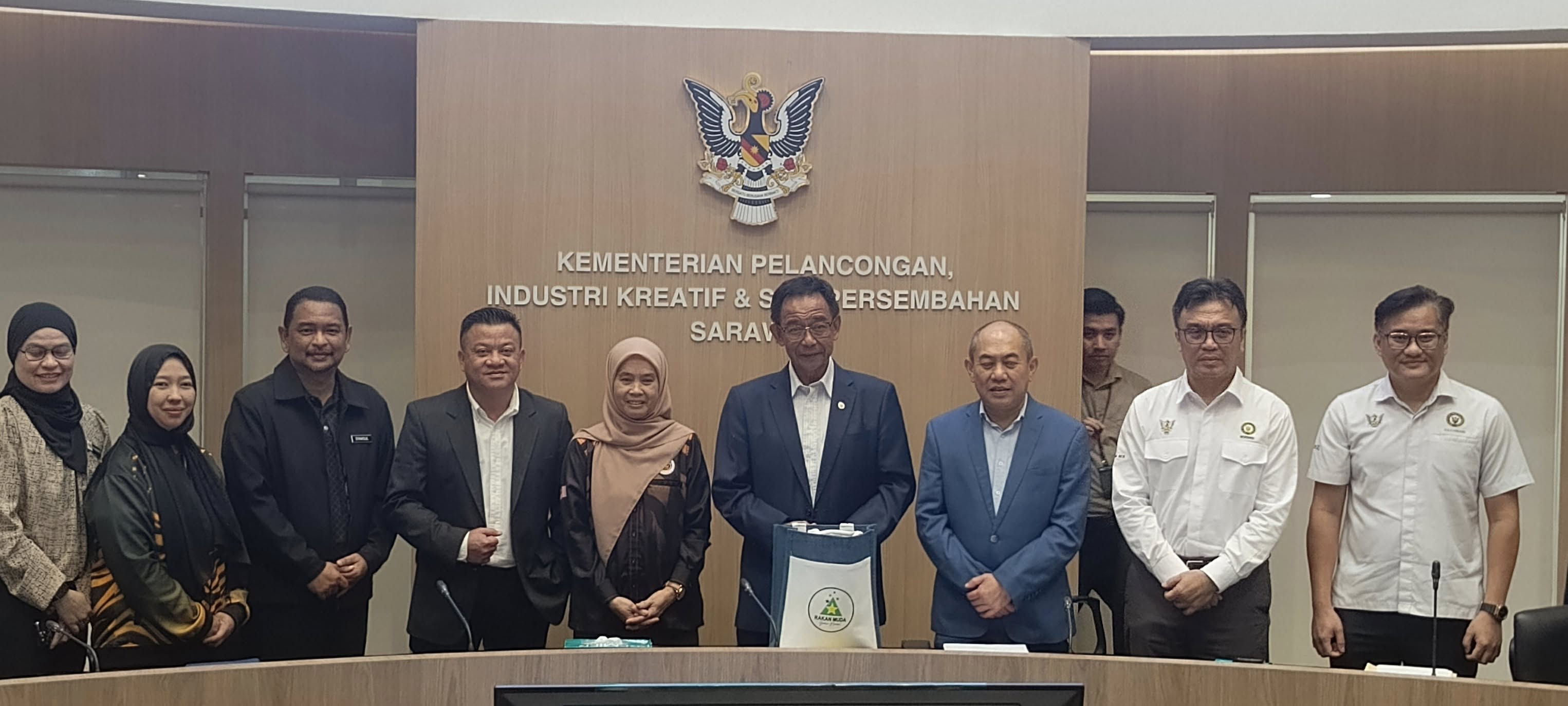 KUNJUNGAN HORMAT KETUA PENGARAH JBSN KEPADA MENTERI BELIA, SUKAN DAN PEMBANGUNAN USAHAWAN SARAWAK