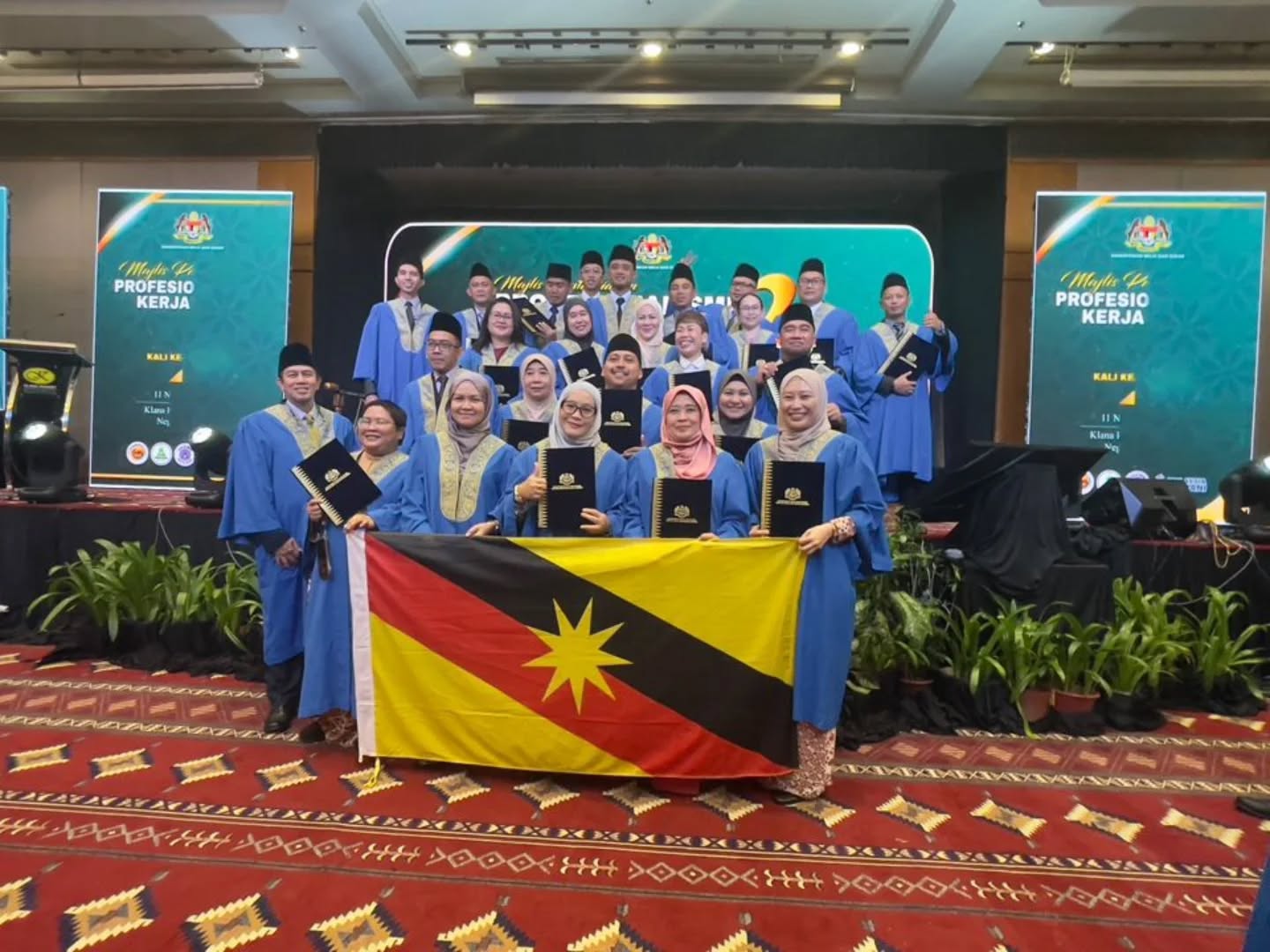 Tahniah! Pegawai Belia dan Sukan Sarawak Cemerlang di Majlis Pentauliahan Profesional Kerja Belia Kali Ke-2!  
