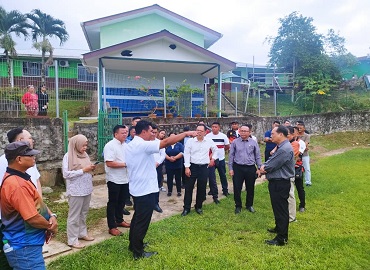 TIMBALAN MENTERI BELIA DAN SUKAN MELAWAT TAPAK NAIK TARAF PROJEK PADANG BOLA SEPAK KAMPUNG BUMBOK, BAU, SARAWAK