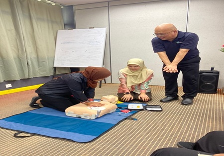 TAKLIMAT PROGRAM PEMASANGAN DAN LATIHAN PENGGUNAAN AUTOMATED EXTERNAL DEFIBRILLATOR (AED) DI WISMA PERSEKUTUAN BETONG