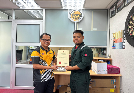 Penyerahan Sijil Kepada Kelab Sukan Lolume Football Club 