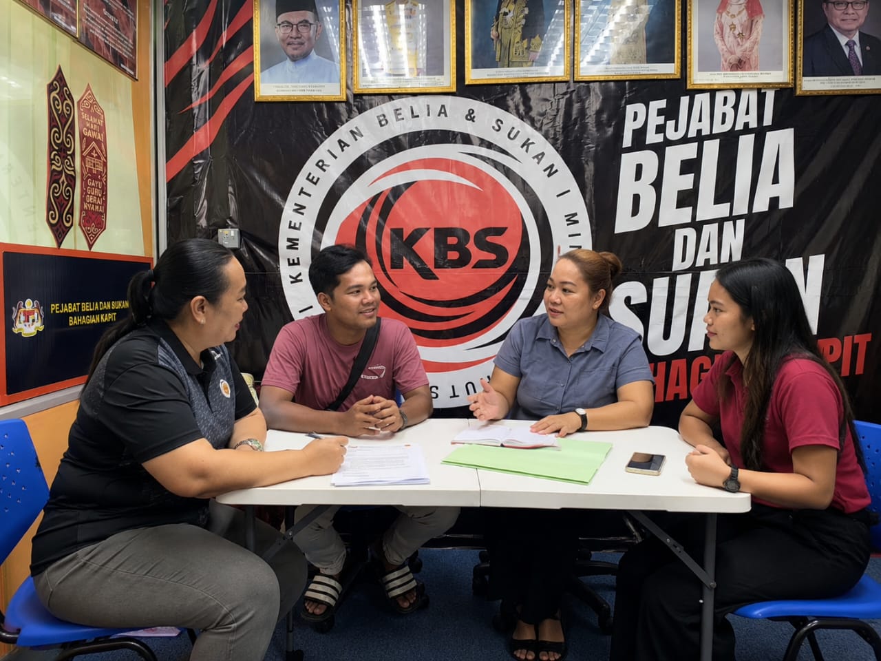 KUNJUNGAN KELAB SUKAN BOT LAJU SUNGAI KAPIT KE PEJABAT BELIA DAN SUKAN BAHAGIAN KAPIT