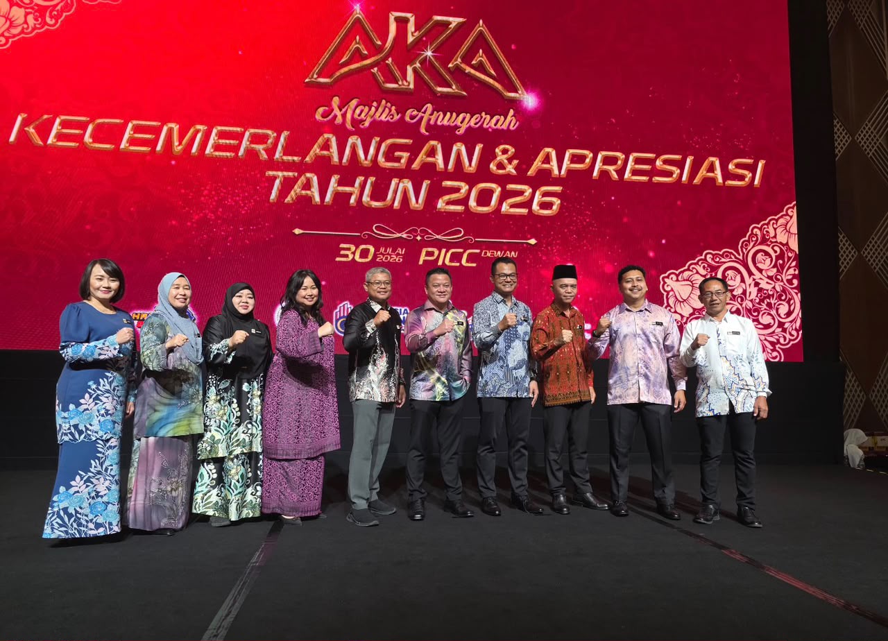 ENCIK ZAINI BIN ABDUL TALIB DARI PBSB LIMBANG TERIMA ANUGERAH PERKHIDMATAN CEMERLANG 