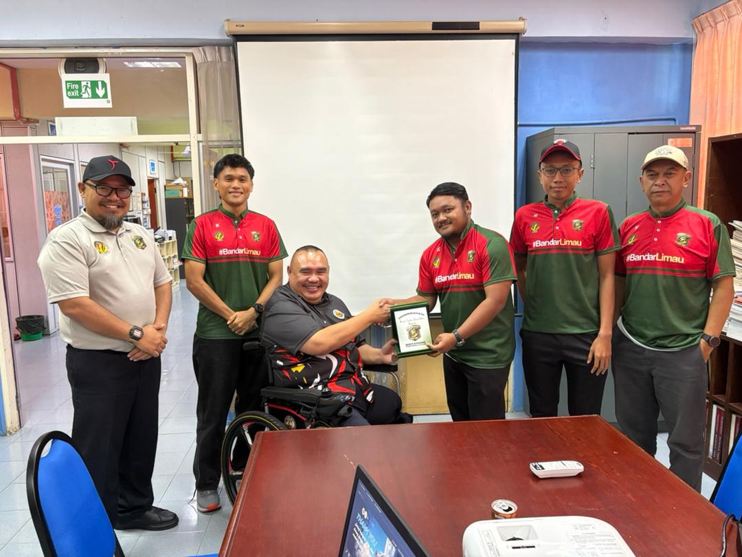 PEGAWAI BELIA DAN SUKAN SARIKEI MENYANTUNI KUNJUNGAN HORMAT KELAB BOLASEPAK BINTANGOR