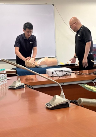 LATIHAN PENGGUNAAN AUTOMATED EXTERNAL DEFIBRILLATOR (AED) DI BANGUNAN GUNASAMA PERSEKUTUAN SRI AMAN