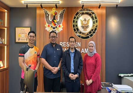 KUNJUNG HORMAT PEJABAT BELIA DAN SUKAN SRI AMAN MEMPERKUKUH KERJASAMA STRATEGIK BERSAMA RESIDEN BAHAGIAN SRI AMAN