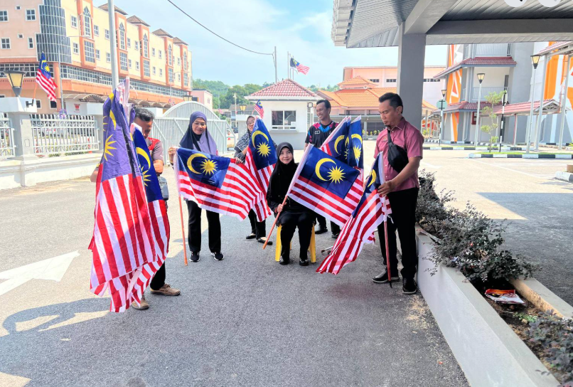 KIBAR JALUR GEMILANG BUKTI KETAATAN, KESETIAAN DAN KEBANGGAAN SEBAGAI RAKYAT MALAYSIA