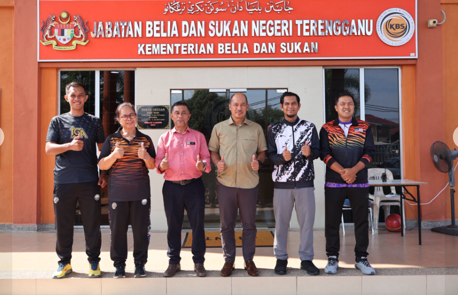 KUNJUNGAN HORMAT PERSATUAN SOFBOL TERENGGANU KE ATAS PENGARAH JBSN TERENGGANU
