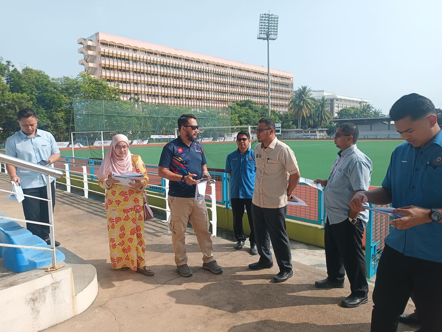 LAWATAN KE TAPAK  STADIUM HOKI BATU BURUK DAN PADANG BOLA SEPAK SINTETIK, GONG BADAK